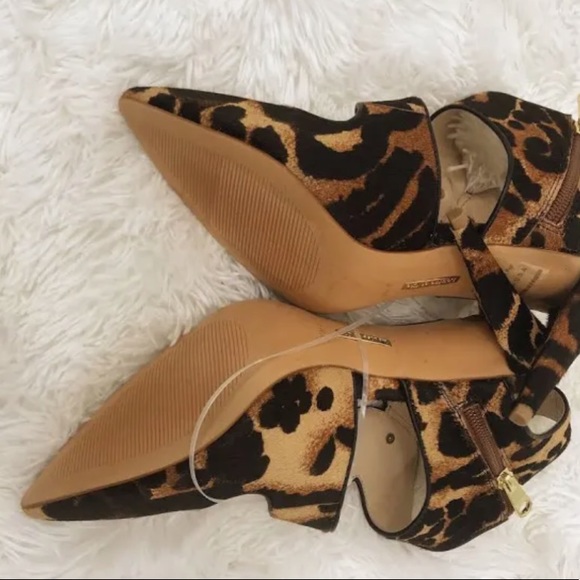 Brand new fur with pearls classy heel! Make an offer! - Picture 4 of 15